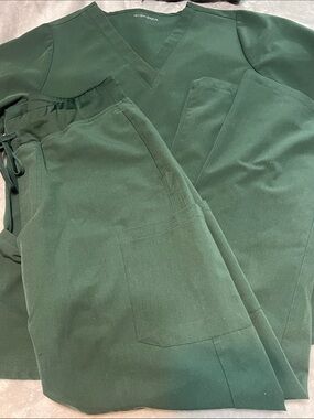 Mandala Woman’s Forest Green Scrub Set